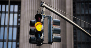 Multa per attraversamento al semaforo con luce gialla, ma la luce gialla quanto deve durare???  