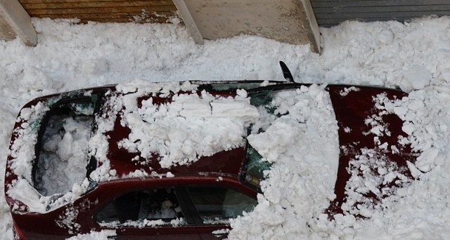 Danni alla macchina parcheggiata: in caso di danni per la neve o il maltempo si può chiedere il risarcimento? Chi paga