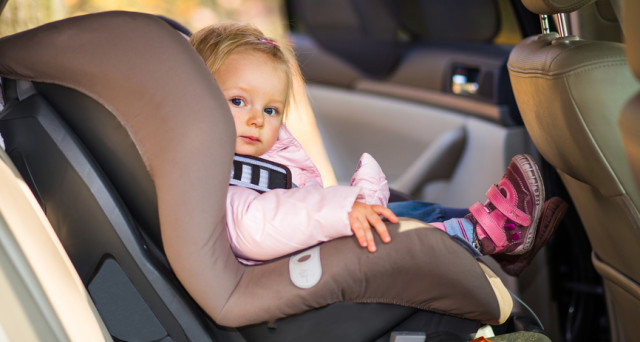 Ecco cosa sapere sulla nuova normativa che riguarda i seggiolini auto per i bambini in vigore dal 1 gennaio 2017.