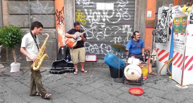 Musicisti di strada che chiedono offerte: regole da rispettare e limitazioni per chi canta e suona in suolo pubblico. 