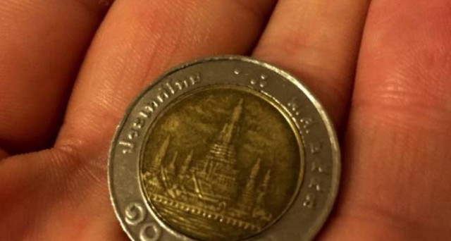 La truffa delle monete tailandesi a Roma e non solo: sembrano due euro ma sono 10 bath e valgono circa 25 centesimi. L'allarme dei commercianti e come prestare attenzione