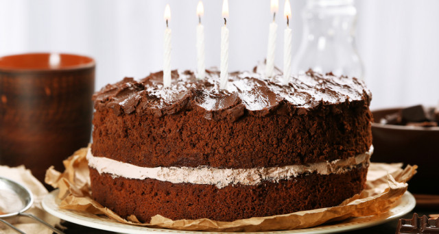 Si può portare la torta di compleanno al ristorante o il proprietario può rifiutarsi o far pagare il servizio per il taglio?
