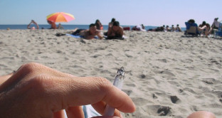 Vietato fumare in spiaggia, aumentano le spiagge che aderiscono al progetto “RespiriAmo il mare”, Codacons chiede il divieto in tutta Italia.