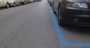 Chi ha il cartellino disabili parcheggia gratis anche sulle strisce blu o può essere multato?