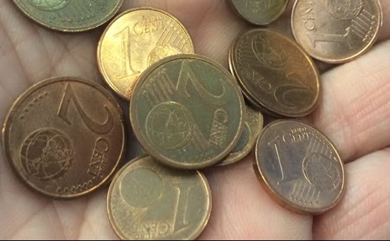 Le monetine da 1 e 2 cent vanno in pensione, la Zecca non le conia più dal 1 gennaio. Ecco i nuovi scenari. 