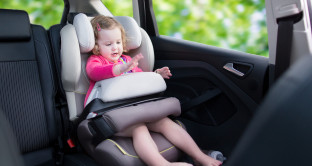 Seggiolini auto per bambini, cambiano le regole, entra in vigore la seconda fase della normativa sull'omologazione, multe per chi non si adegua, tutte le novità.