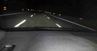 Cosa prevede il Codice della Strada in merito alla guida notturna in autostrada? Regole su abbaglianti e soste per evitare multe nelle partenze intelligenti di notte.