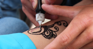 Dermatiti da tatuaggio, quando spetta il risarcimento danni? Il caso dei tatuaggi veri e di quelli all'henné.