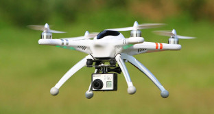 Far volare un drone potrebbe anche configurare un illecito: vediamo cosa dice la legge in proposito e come ci si deve comportare pilotando un aeromobile da remoto.