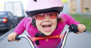 E' obbligatorio indossare il casco in bici? I vigili possono multare chi pedale senza?