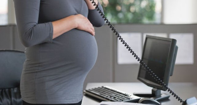 Lavorare troppe ore in piedi in gravidanza: rischi e tutela. Ecco cosa sapere e diritti che il datore non può negare e quando scatta il congedo di maternità anticipato.