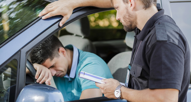 Guidare l'auto di un'altra persona, si rischia la multa? Cosa fare per mettersi in regola | La Redazione risponde.