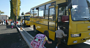 Il Miur è responsabile anche degli incidenti che si verificano fuori della scuola agli alunni che devono prendere lo scuolabus: la vigilanza deve continuare anche al di fuori dei locali scolastici fino a quando non la si affida al personale di trasporto.