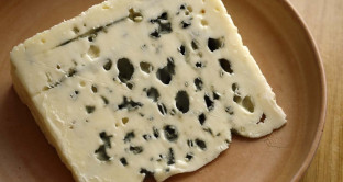 Muffa e ammoniaca nel formaggio: ecco di che tipo e marca è quello appartenente ai 15 mila kg finiti sotto sequestro. Nuovo allarme contaminazione?