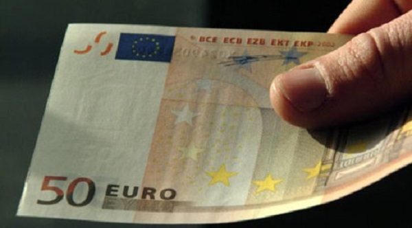 50 euro falsi: finti agenti chiedono di controllare le banconote ma mettono in atto la truffa. Ecco come funziona e come difendersi.