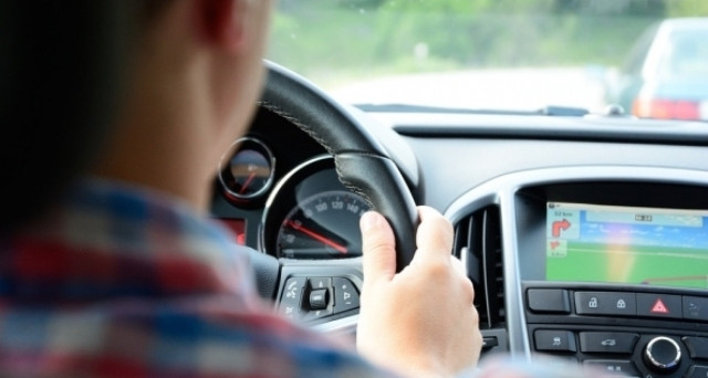Rischia la multa per uso del cellulare alla guida anche l'automobilista che parla con il viva voce inserito? Non è una bufala ma la regola della tolleranza zero vale solo in alcuni casi.