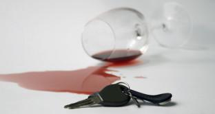 Qual è il bicchiere di troppo che fa risultare positivi all'alcol test e fa scattare la multa per guida in stato di ebbrezza? Il terzo? Il secondo? O addirittura il primo? Ecco da cosa dipende.