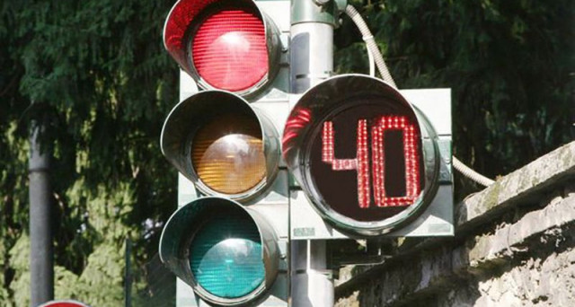 Nuovi semafori con il timer sul display: sapere quanto durerà il giallo e quando scatterà il rosso fa diminuire incidenti e multe o ha invece l'effetto contrario?