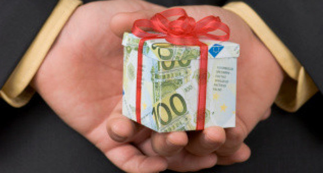 Tempo di regali di Natale: occhio a quanto spendere perché il Fisco può controllare.