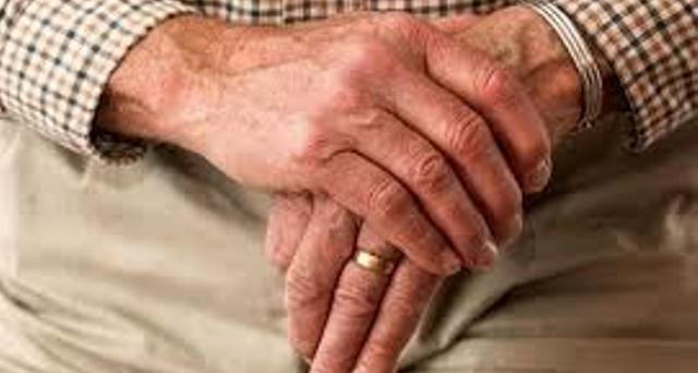 Bonus nipoti: quanto spetta a chi si prende cura dei nonni. Scelta tra 104 e caregiver.