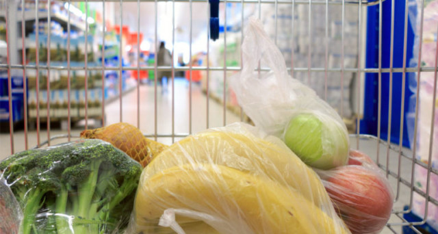 Con il nuovo anno debutta la novità sulla spesa al supermercato e al fruttivendolo (ma anche in farmacia). Si perché non solo i sacchetti per frutta e verdura saranno a pagamento ma anche quelli per i farmaci. Qual è la (vera) ragione della tassa?