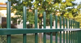 Interventi in giardino non inerenti al verde come recinzioni, ringhiere, coperture in metallo o casette in legno possono rientrare nel bonus verde?