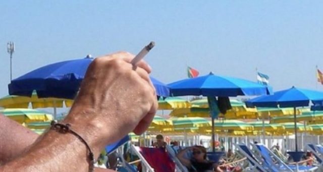 Divieto di fumo al mare: è vero che chi fuma in spiaggia rischia la multa o il divieto può essere contestato? Ecco che cosa sapere.