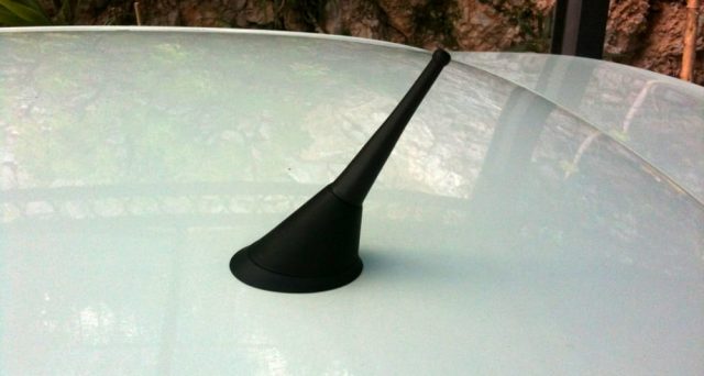 Truffa dell'antenna dell'auto: variante della truffa dello specchietto. Come funziona e a cosa stare attenti per non esserne vittima.