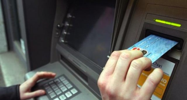 Maxi truffa hacker ATM: prelevare i soldi al bancomat è più rischioso ad agosto? L'allarme dell'FBI.