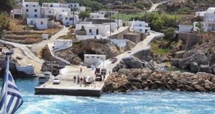 In Grecia l’isola di Anticitera cerca residenti offre 500 euro al mese con vitto e alloggio per chi si trasferisce a vivere con figli. 