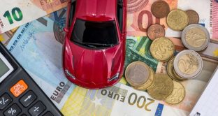 Mantenere l'auto con il reddito di cittadinanza: quali spese si possono pagare con la card? Benzina, bollo e assicurazione auto: facciamo chiarezza.