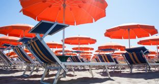 Nuovo bonus mamme per l'estate: chi partorisce ha diritto all'ombrellone in spiaggia gratis per due estati. Ecco dove e come richiederlo.