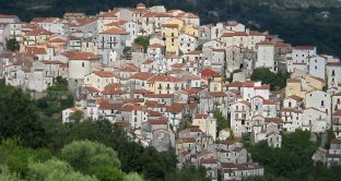 Esenzione tasse comunali per dieci anni e terme gratis: ecco dove. I piccoli paesi del Sud Italia in cerca di pensionati.