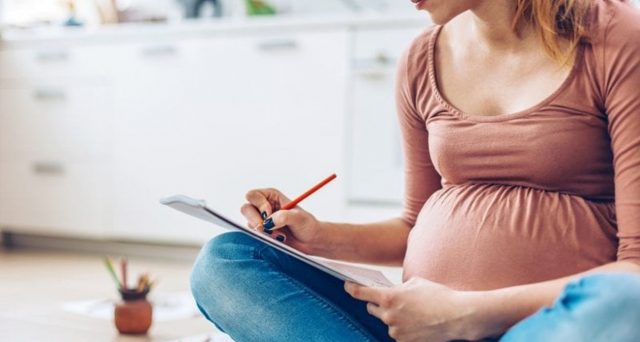Maternità anticipata per gravidanza a rischio: se la donna non accetta la possibilità di lavorare da casa rischia la visita fiscale?