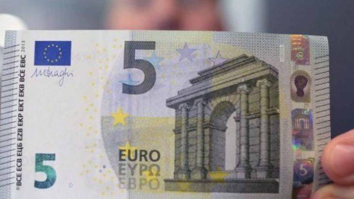 5 евро в долларах. Банкноты 5 евро. 5 Евро банкнота новая. Как выглядит 5 евро. Размер банкноты 5 евро.