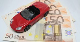 L’acquisto di un’auto costosa non è più soggetto a controlli da parte del fisco. Il redditometro non funziona bene ed è stato sospeso.