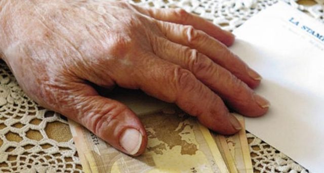 Truffa della colf rumena: pensionato a Roma vittima di un raggiro dona soldi e casa. Attenzione ai campanelli d'allarme: ascoltiamo gli anziani soli.