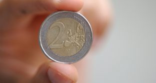 Monete da due euro false o straniere: quali rischi ulteriori durante l'emergenza coronavirus? Alcune precauzioni se si paga in contanti o si prende il resto in cassa