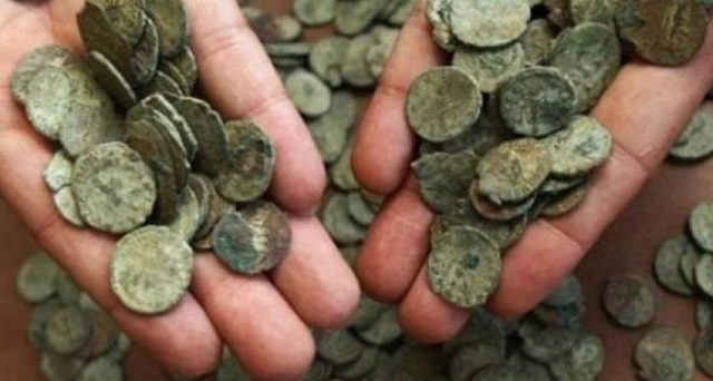 Monete in piombo: sono pezzi antichi da collezione o soldi falsi? Ecco come capirlo.