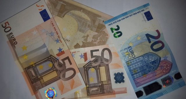 Banconote false, quelle più a rischio di contraffazione sono i pezzi da 20 e da 50 euro: ecco come controllarli.