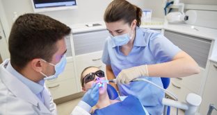 Anche i dentisti saranno assicurati contro il contagio Covid-19. L’Inail studia l’estensione dell’assicurazione anche ai medici liberi professionisti.