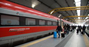 Nella fase 2 i prezzi dei mezzi di trasporto pubblico sono schizzati alle stelle: 129 euro da Milano a Roma in treno, 375 in aereo. La denuncia dei consumatori.