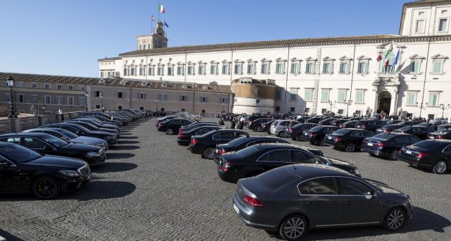 L’Italia detiene il record europeo di auto blu per una spesa miliardaria. Il Movimento 5 Stelle diceva di volerle tagliare, ma si è dimenticato.