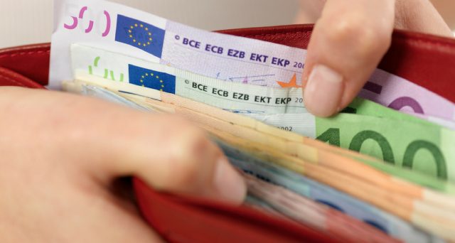 Il limite al pagamento in contanti per gli stranieri è di 15.000 euro. Due pesi e due misure di una legge controversa e che suscita polemiche.