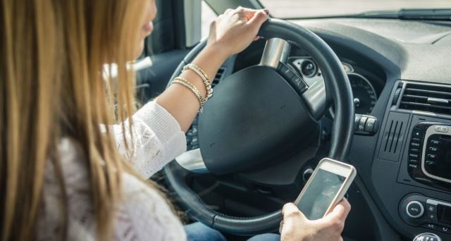 Con la riforma del codice della strada in arrivo multe più salate per chi usa il cellulare alla guida. Prevista anche la sospensione della patente.