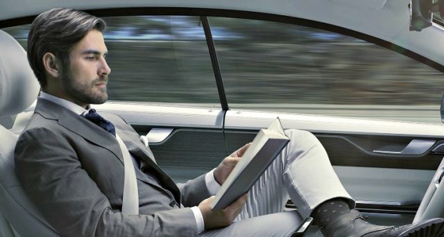 La guida autonoma auto è sempre più vicina grazie alla rivoluzione dei “veicoli intelligenti”, ma il vero problema riguarda le compagnie assicurative. 