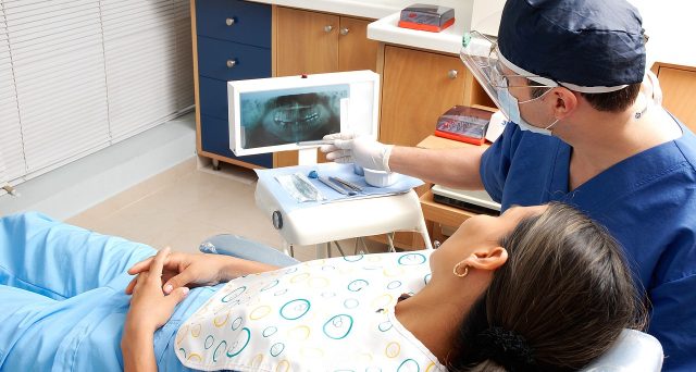 Alle cessioni di dispositivi per il corretto allineamento dei denti (apparecchi dentali), si applica l’aliquota Iva al 4%.
