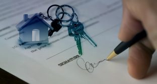 L’acquirente l’immobile subentra per legge nel contratto di locazione in essere ed è opportuno comunicarlo all’Agenzia delle Entrate 