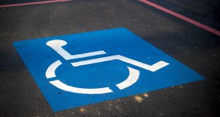 Contrassegno disabili per il parcheggio: per averlo non basta solo la 104