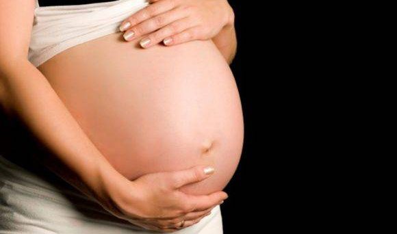 Lavorare in piedi comporta gravidanza a rischio anche part time? Pubblichiamo un articolo che risponde al quesito. 